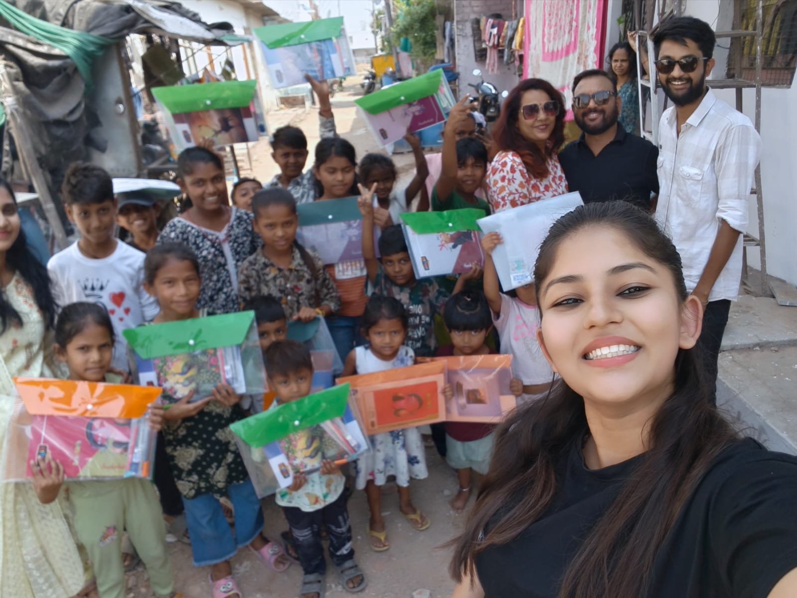 અક્ષય તૃતીયાના પવિત્ર દિવસે, કુમકુમ ફાઉન્ડેશન, વડોદરા તરફથી ગરીબ અને જરૂરિયાતમંદ બાળકોના ઉજ્જવળ ભવિષ્ય માટે પુસ્તકોનું દાન કરવામાં આવ્યું